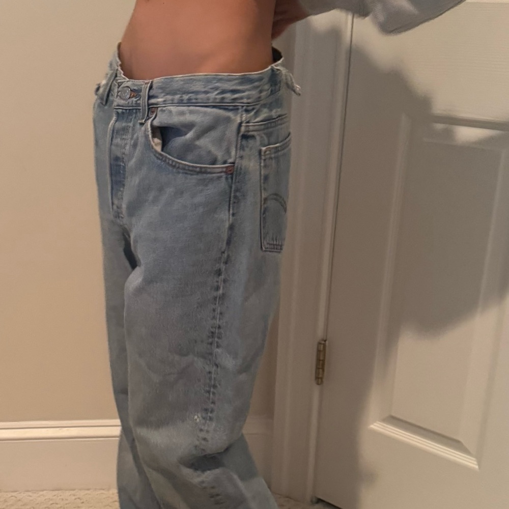 Vintage 90s made in USA light wash
Levi's 501 button fly jeans
30w 31 inseam